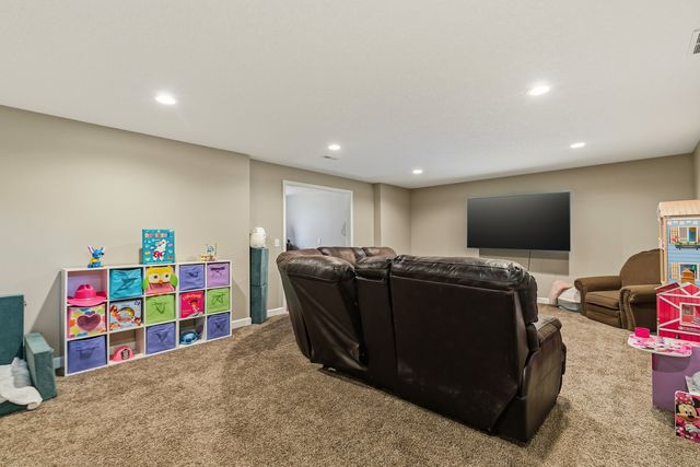 1807 W 75th Place W, Davenport, IA 52806