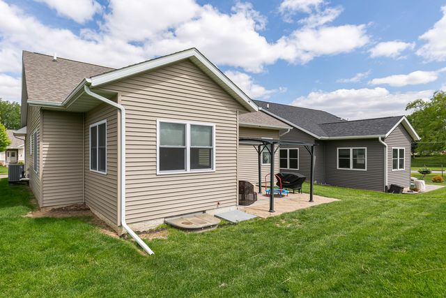 1807 W 75th Place W, Davenport, IA 52806