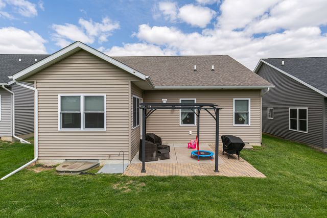 1807 W 75th Place W, Davenport, IA 52806