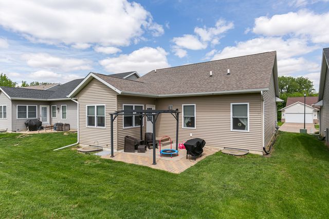 1807 W 75th Place W, Davenport, IA 52806