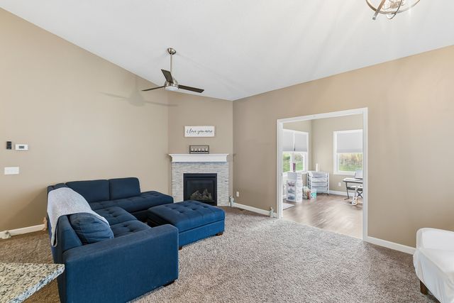 1807 W 75th Place W, Davenport, IA 52806