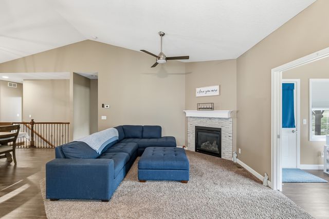 1807 W 75th Place W, Davenport, IA 52806
