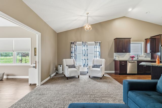 1807 W 75th Place W, Davenport, IA 52806