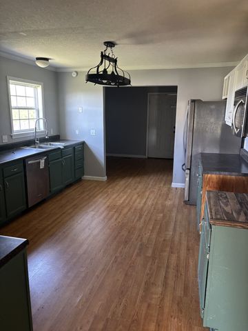 2075 Akersville Rd, Lafayette, TN 37083