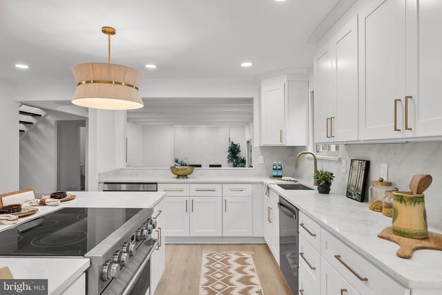 64 CHIPPENHAM DR, Voorhees, NJ 08043