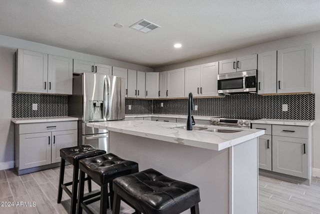 11207 S Iroquois Drive, Phoenix, AZ 85044