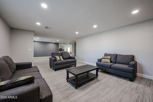 11207 S Iroquois Drive, Phoenix, AZ 85044