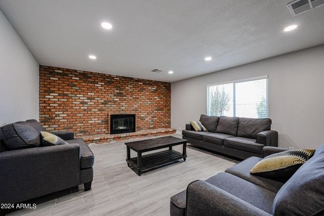 11207 S Iroquois Drive, Phoenix, AZ 85044