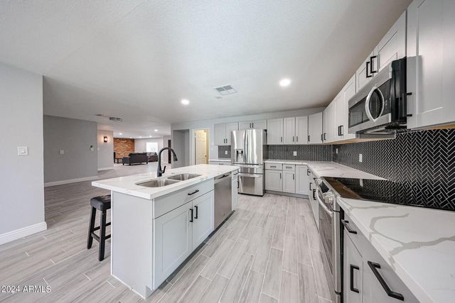 11207 S Iroquois Drive, Phoenix, AZ 85044