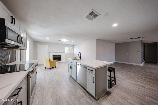 11207 S Iroquois Drive, Phoenix, AZ 85044