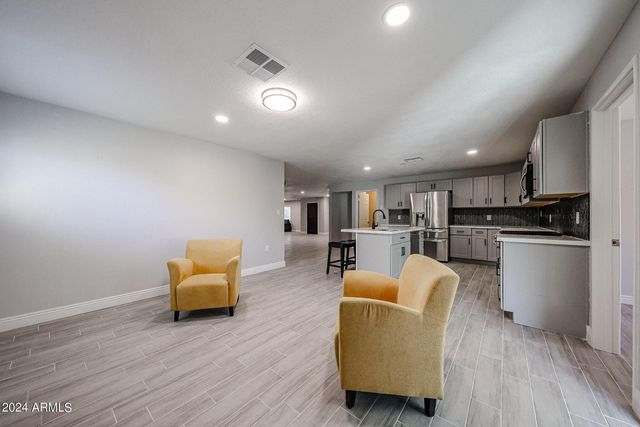 11207 S Iroquois Drive, Phoenix, AZ 85044