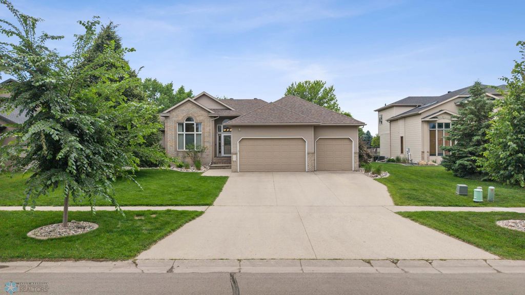 3020 26th Avenue S, Fargo, ND 58103