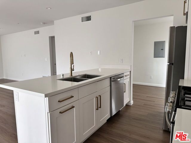 4770 Edgewood, Los Angeles, CA 90019