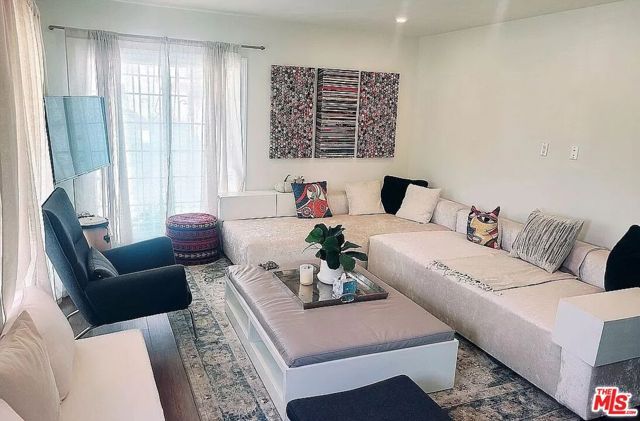 4770 Edgewood, Los Angeles, CA 90019