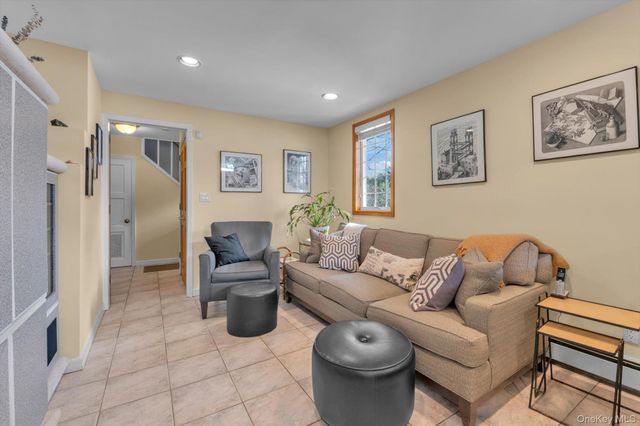 39 Hillturn Lane, Roslyn Heights, NY 11577