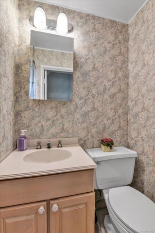 39 Hillturn Lane, Roslyn Heights, NY 11577