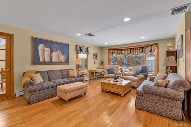 39 Hillturn Lane, Roslyn Heights, NY 11577