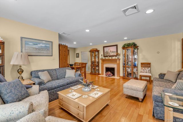 39 Hillturn Lane, Roslyn Heights, NY 11577