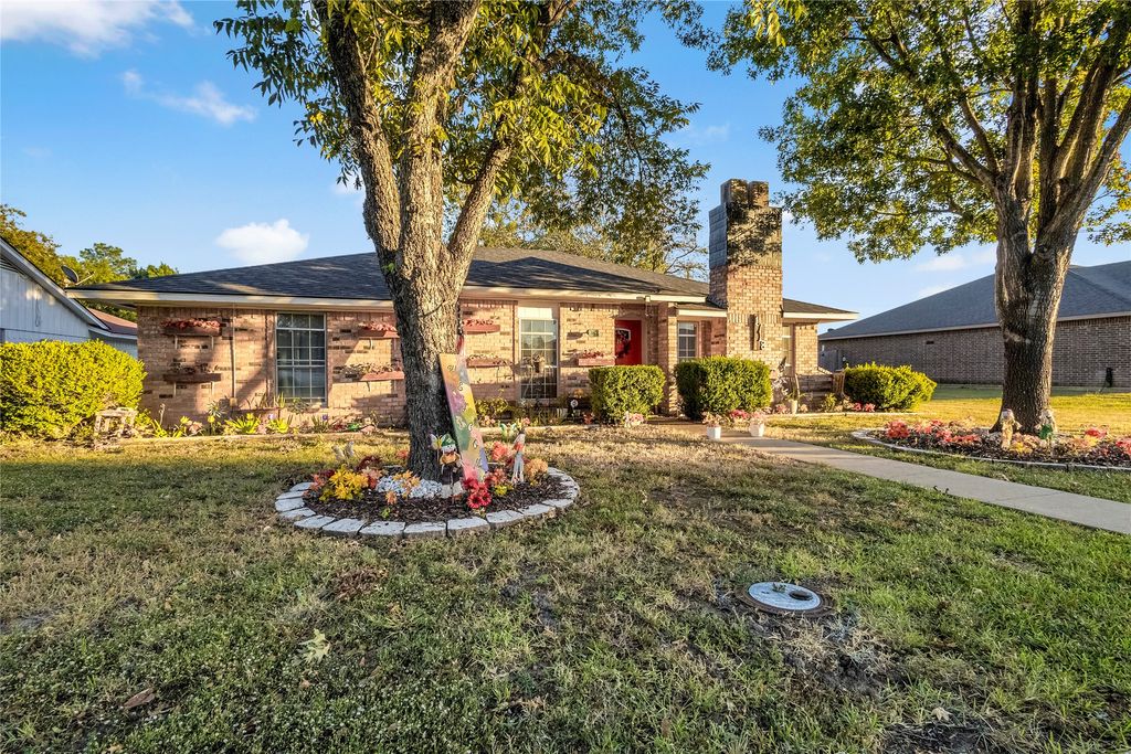 1718 Oak Post Drive, Terrell, TX 75160