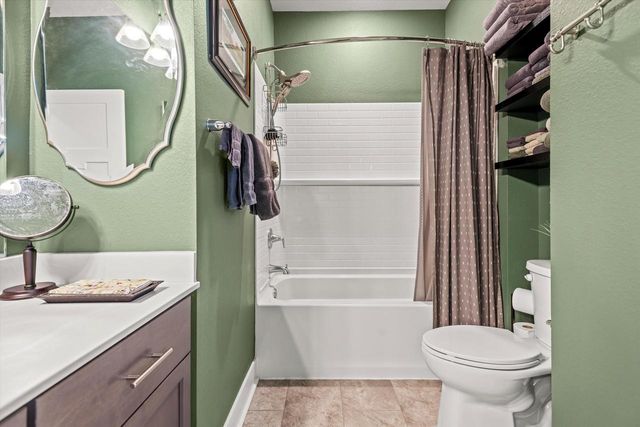 2165 Colonial Woods DRIVE, Oak Creek, WI 53154