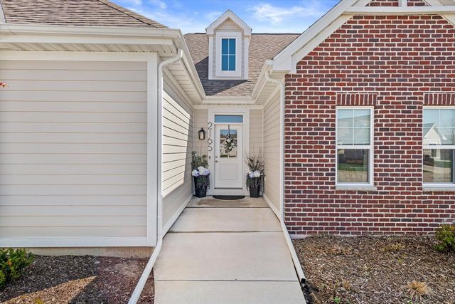 2165 Colonial Woods DRIVE, Oak Creek, WI 53154