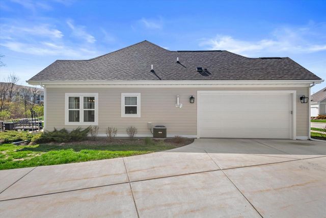 2165 Colonial Woods DRIVE, Oak Creek, WI 53154