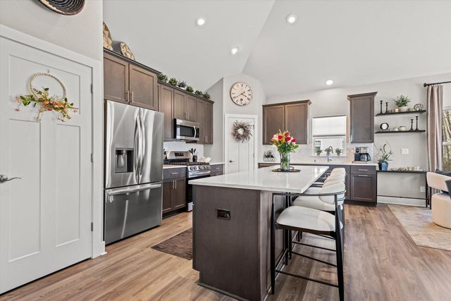 2165 Colonial Woods DRIVE, Oak Creek, WI 53154
