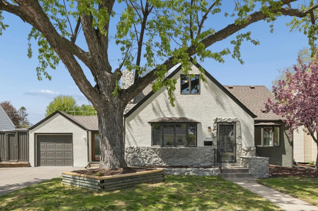 4515 Welcome Avenue N, Crystal, MN 55422