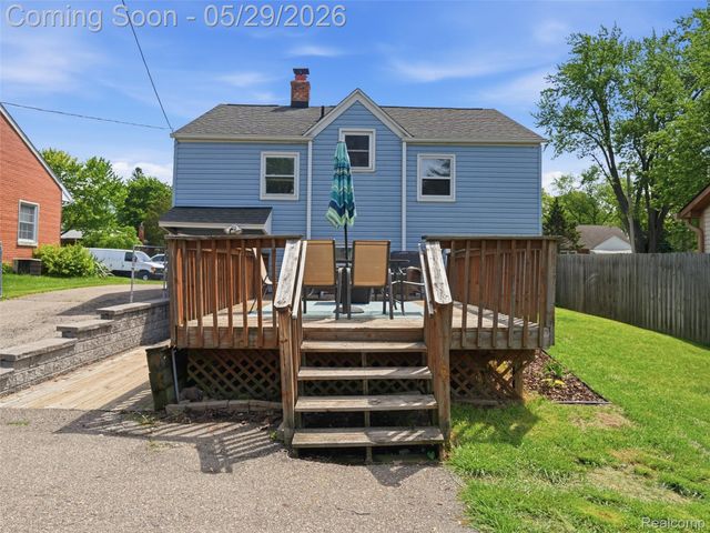 320 S Avery Road, Waterford Charter Township, MI 48328