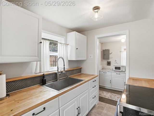 320 S Avery Road, Waterford Charter Township, MI 48328