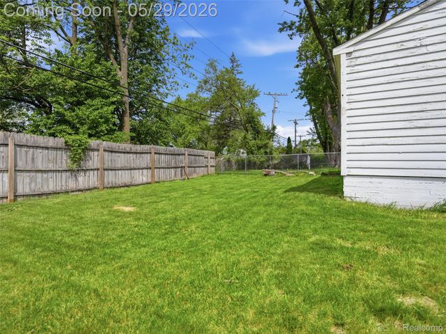 320 S Avery Road, Waterford Charter Township, MI 48328