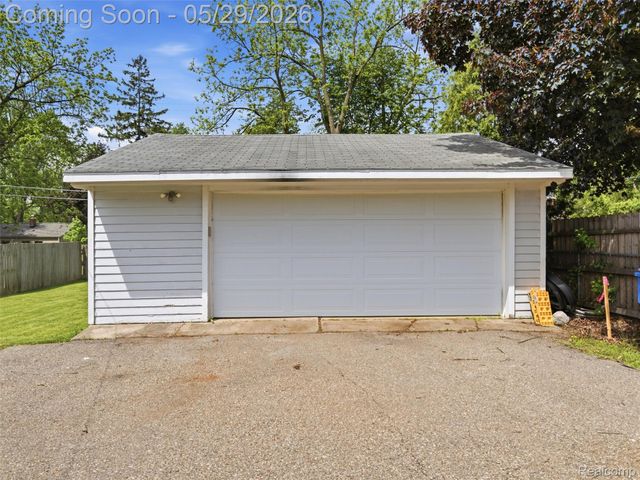 320 S Avery Road, Waterford Charter Township, MI 48328