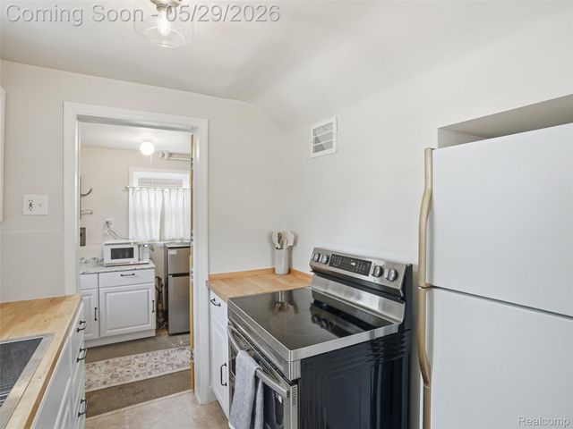 320 S Avery Road, Waterford Charter Township, MI 48328