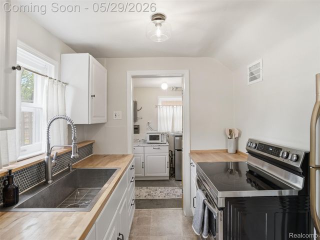 320 S Avery Road, Waterford Charter Township, MI 48328