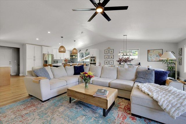 18198 Hummingbird Dr, Penn Valley, CA 95946