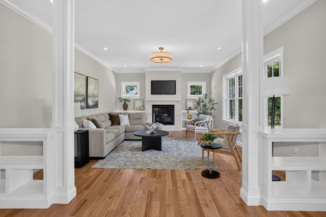 4 Wildwood St, Burlington, MA 01803