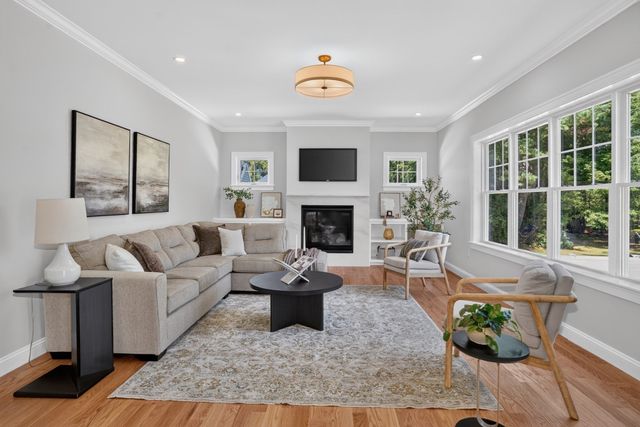 4 Wildwood St, Burlington, MA 01803