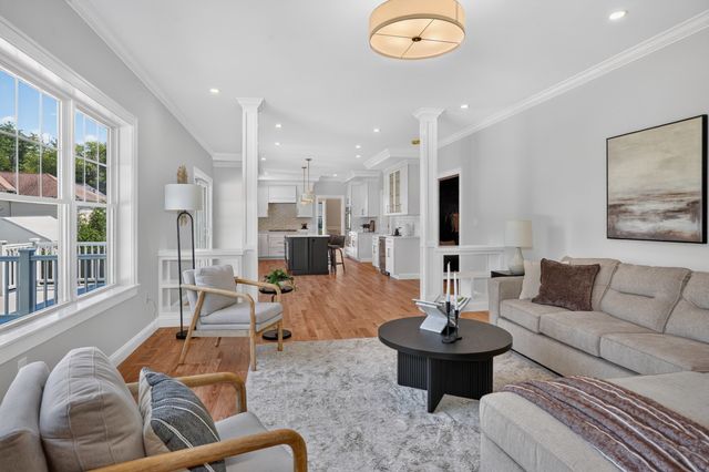 4 Wildwood St, Burlington, MA 01803