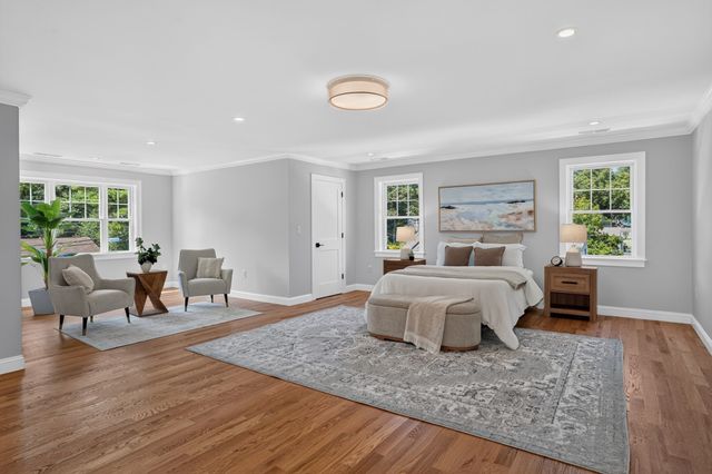 4 Wildwood St, Burlington, MA 01803