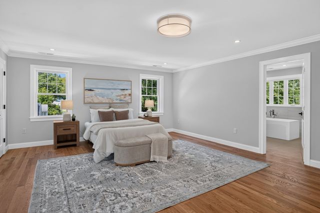 4 Wildwood St, Burlington, MA 01803