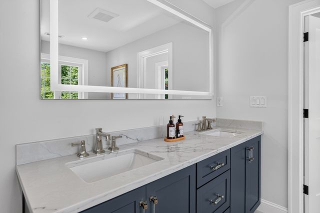 4 Wildwood St, Burlington, MA 01803