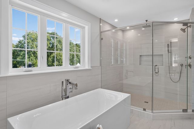 4 Wildwood St, Burlington, MA 01803
