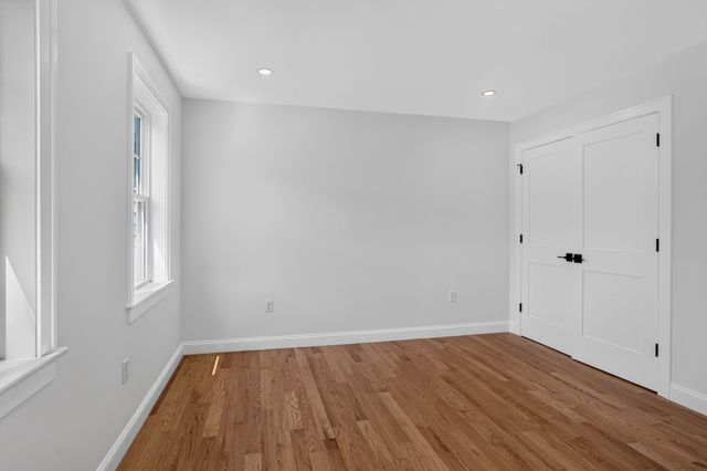 4 Wildwood St, Burlington, MA 01803