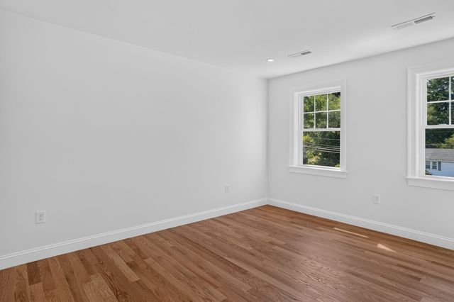 4 Wildwood St, Burlington, MA 01803