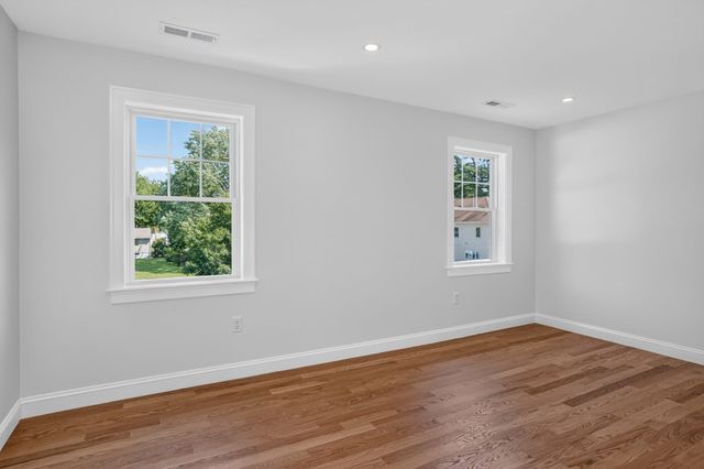 4 Wildwood St, Burlington, MA 01803