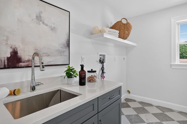4 Wildwood St, Burlington, MA 01803