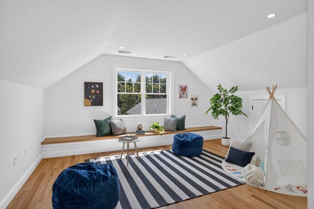 4 Wildwood St, Burlington, MA 01803
