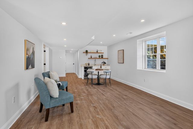4 Wildwood St, Burlington, MA 01803