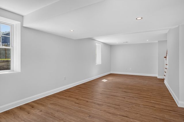 4 Wildwood St, Burlington, MA 01803