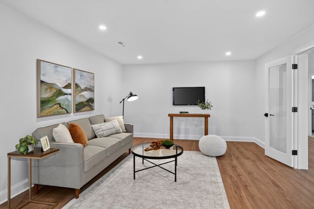 4 Wildwood St, Burlington, MA 01803